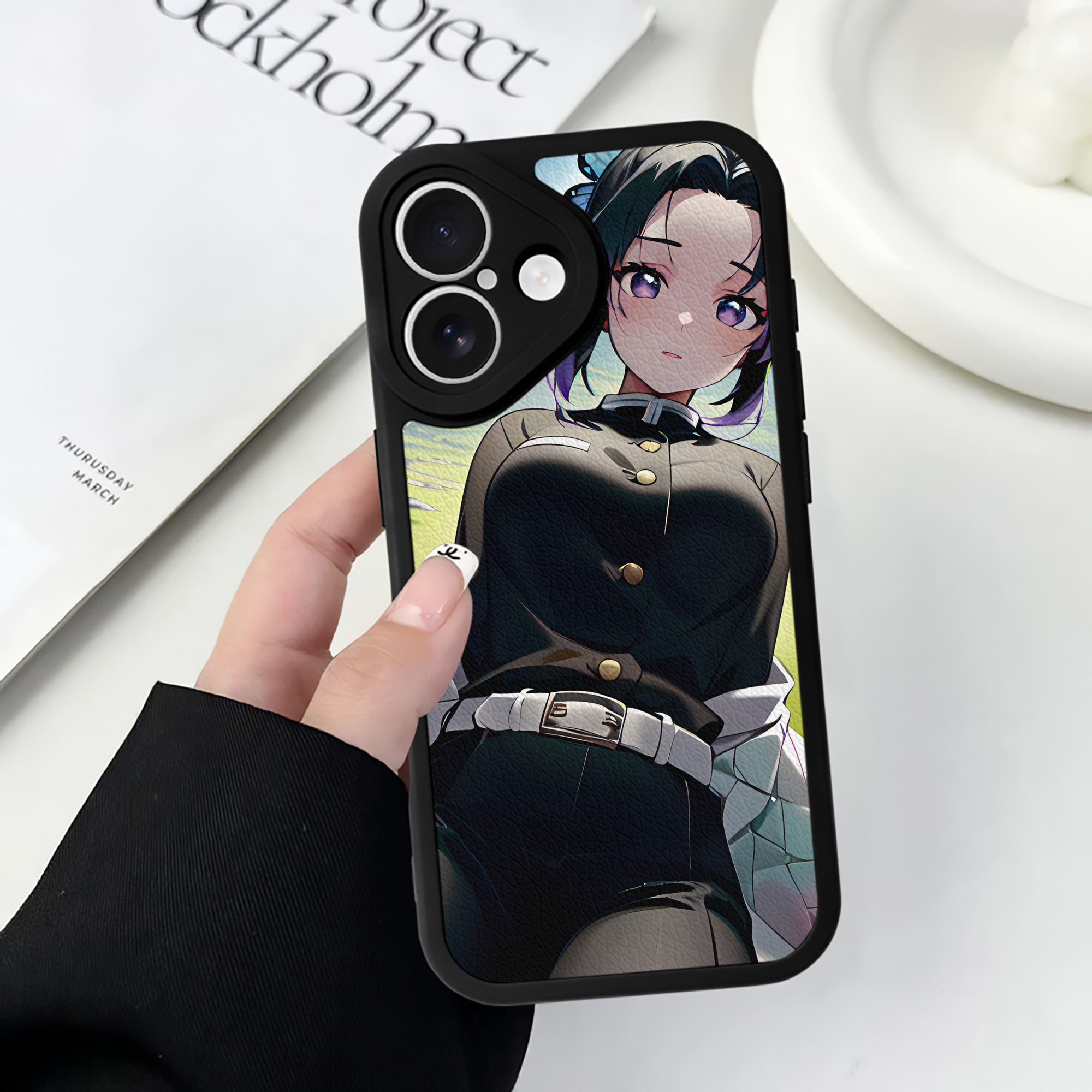 （画像用） 鬼滅の刃（きめつのやいば）蟲柱-胡蝶 しのぶ／こちょう しのぶ Kochou Shinobu 【iPhone 16シリーズ対応】シリコンスマホケース（レザー調） 材質：シリコン